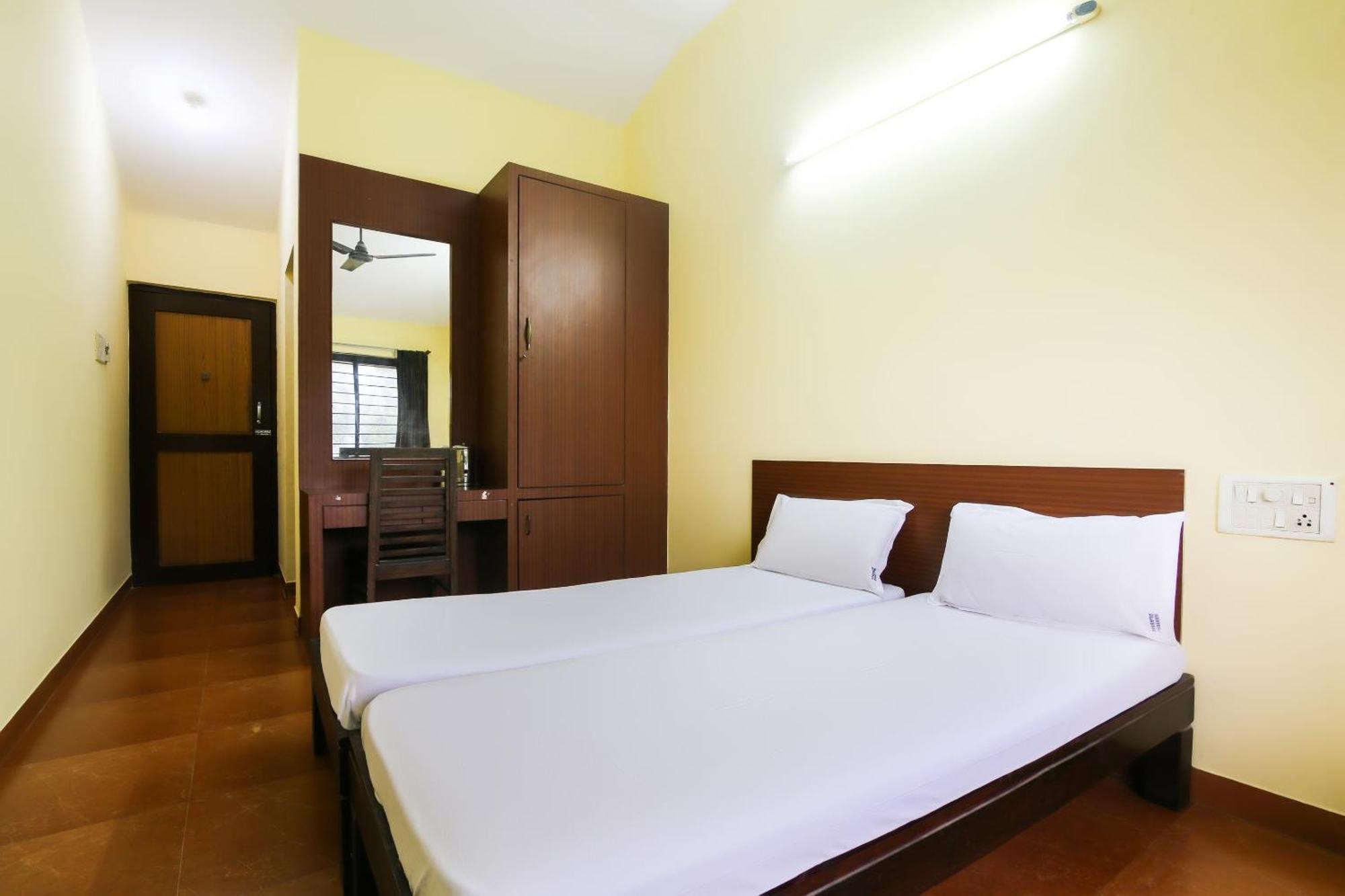 Hotel O Raviraj Classic Cana Esterno foto
