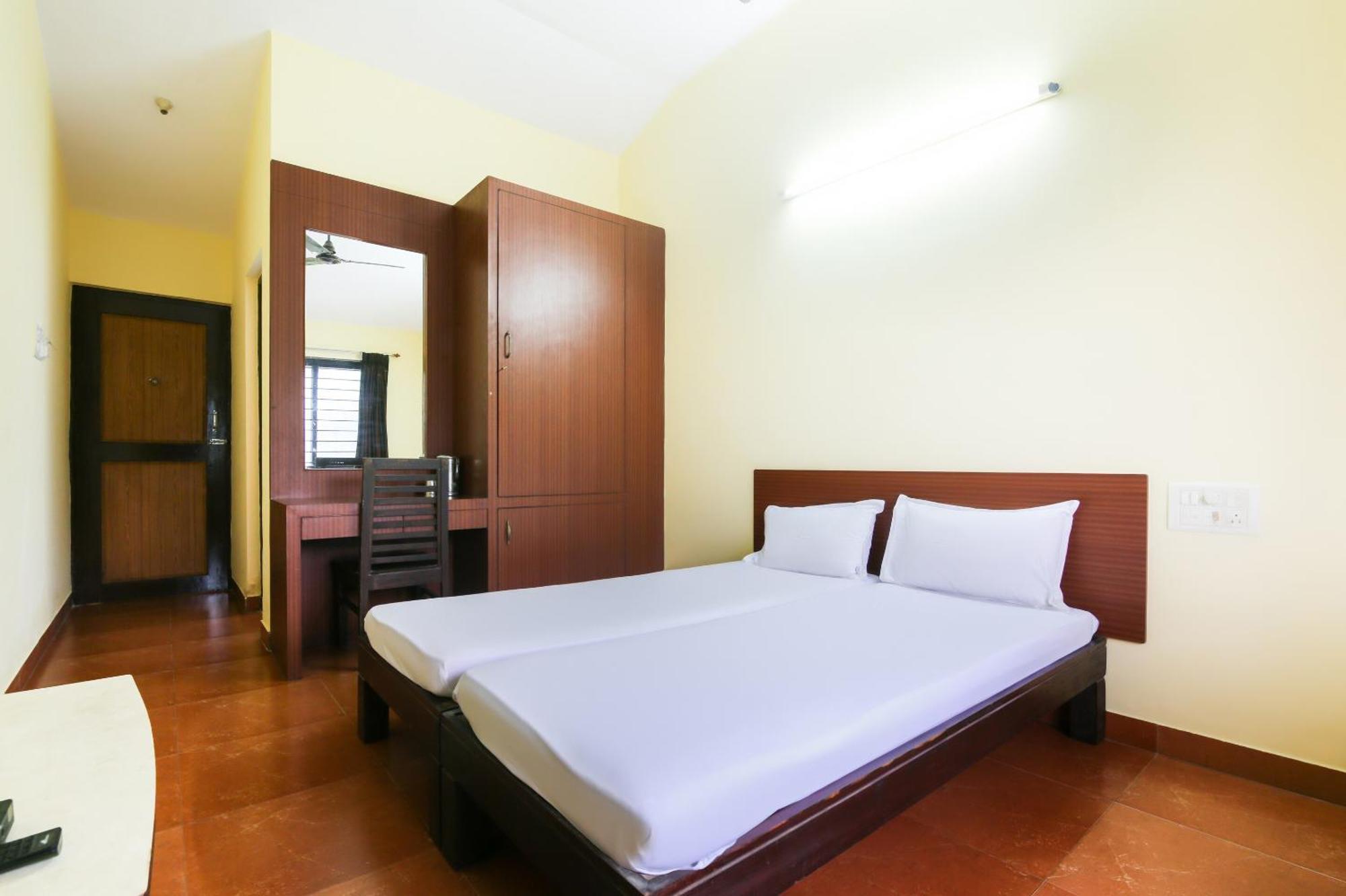 Hotel O Raviraj Classic Cana Esterno foto